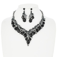 V RHINESTONE AND PEARL NECKLACE SET
