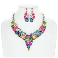 V RHINESTONE AND PEARL NECKLACE SET