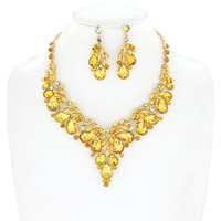 V RHINESTONE AND PEARL NECKLACE SET