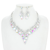 V RHINESTONE AND PEARL NECKLACE SET