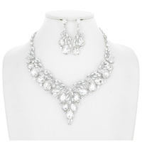 V RHINESTONE AND PEARL NECKLACE SET