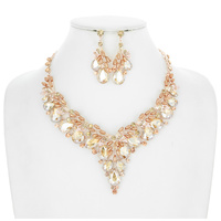 V RHINESTONE AND PEARL NECKLACE SET