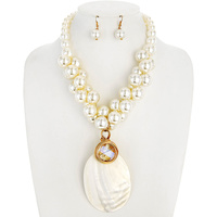 SHALL PENDANT PEARL NECKLACE AND EARRINGS SET